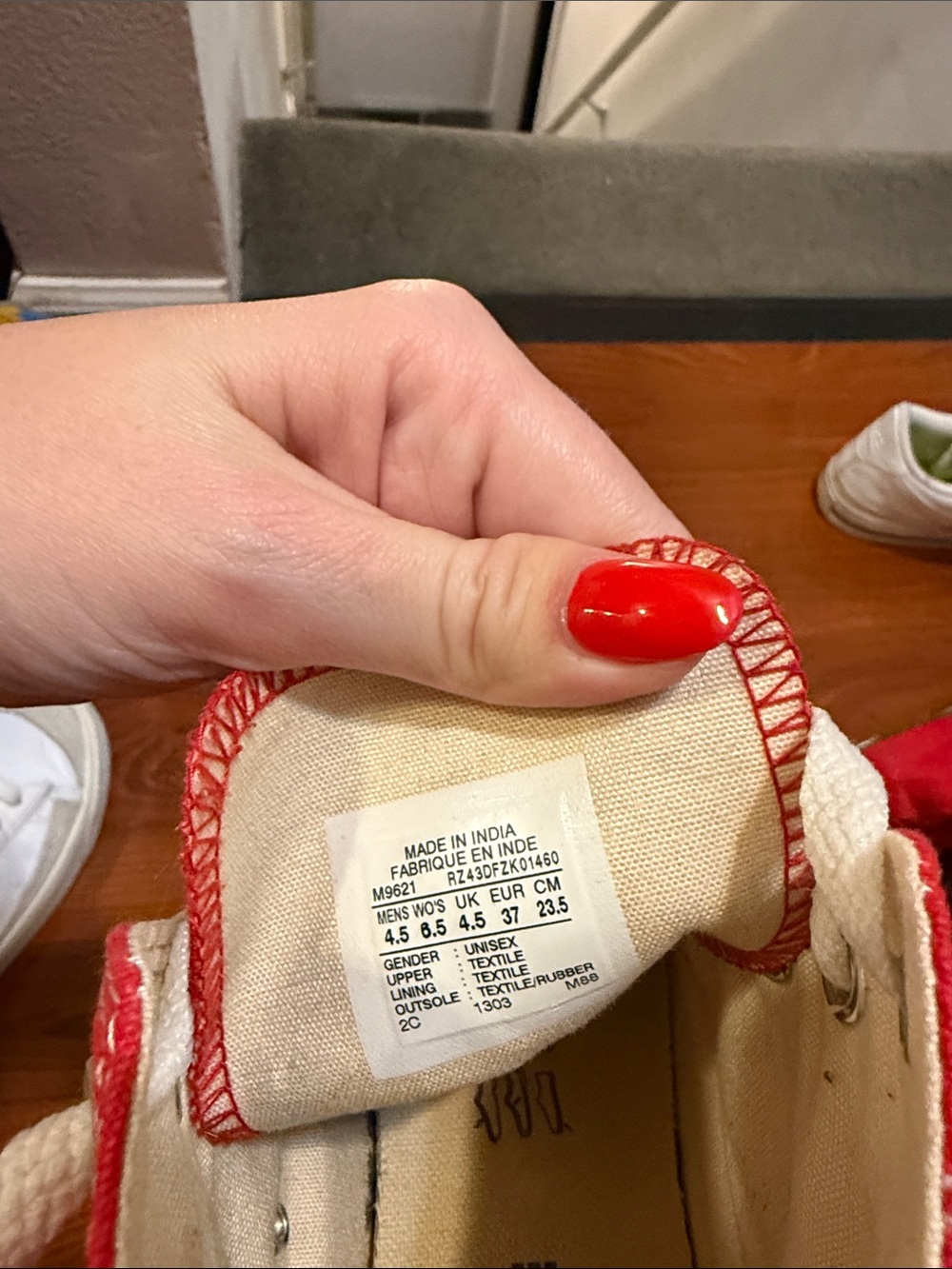 Red converse - Picture 10 of 10